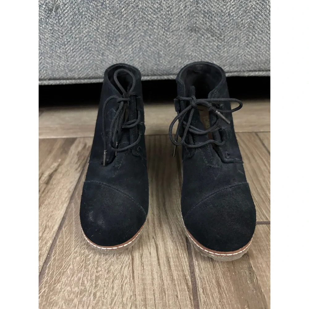 TOMS Black Suede Wedge Desert Ankle Boots Lace Up Crepe Sole‎ Women's Size 7